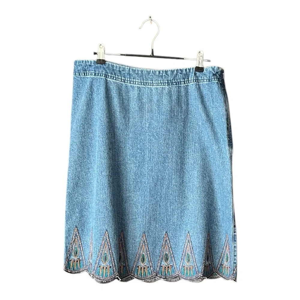 Vintage embroidered Southwest Scalloped Hem denim skirt. Size 10